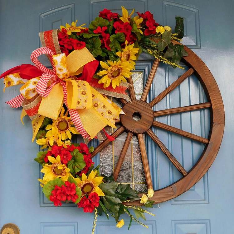 Türkranz für Sommer aus Holzwagenrad dekoriert mit Blumen und Schleifen