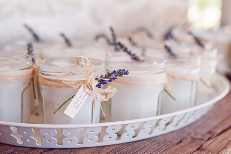 Vintage dekorierte Gastgeschenke zur Hochzeit Kerze im Glas mit Lavendelblüte