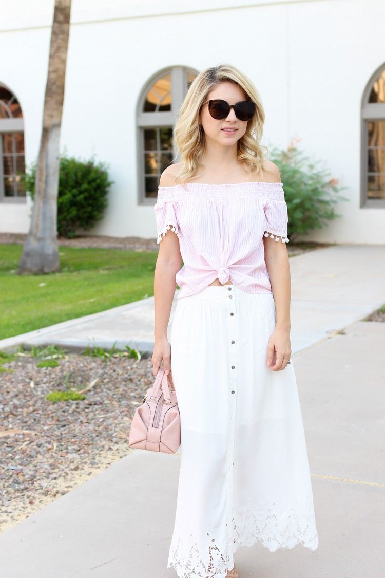 Weißer Maxirock mit Knöpfe und rosa schulterfreie Bluse Sommeroutfit