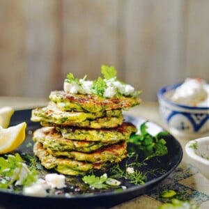 Zucchini Puffer was dazu servieren Soße zerbröckelter Käse