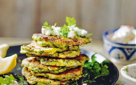 Zucchini Puffer was dazu servieren Soße zerbröckelter Käse