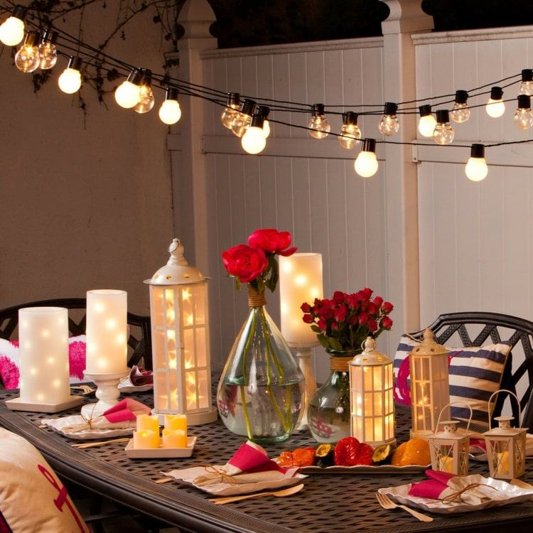 Zum Beleuchten die Tischdeko nutzen - Laternen und Kerzen für romantisches Essen
