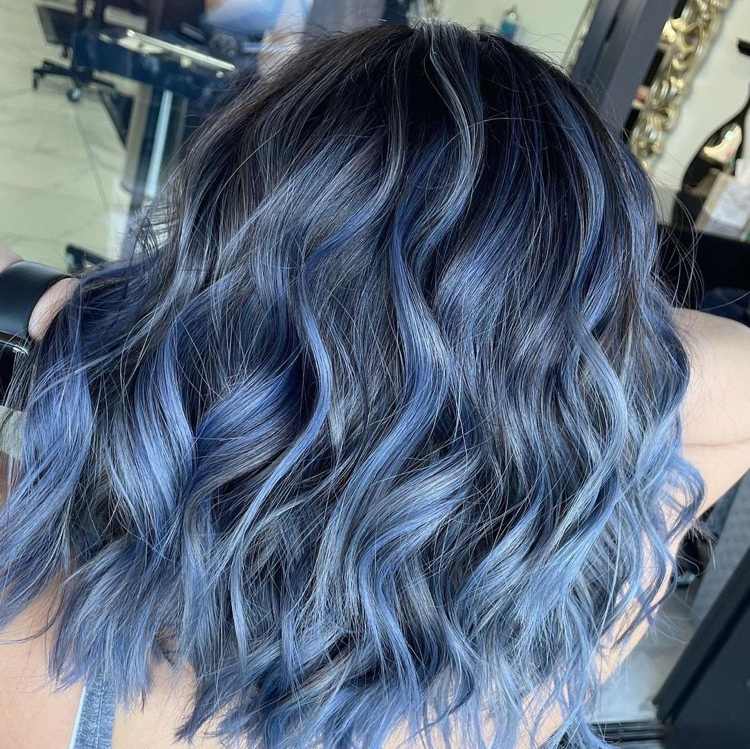 Blaue strähnchen kurze haare