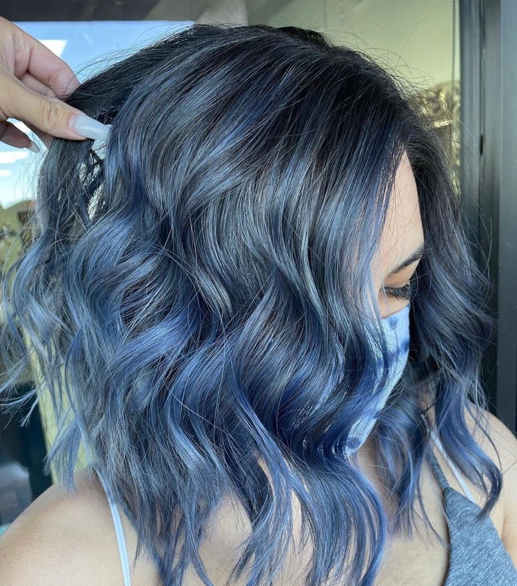 coole haarfarbe für kurze haare denimblau und grau