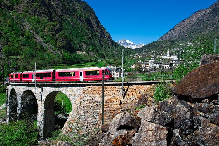 die schönsten Zugstrecken in der Schweiz Bernina Bahn Zugreisen Europa