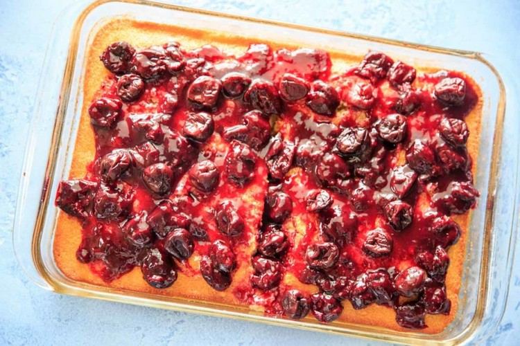 einfaches Rezept für Blechkuchen mit Kirschen Überzug