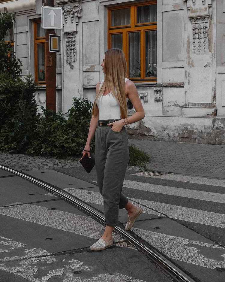 graue Jeans Outfits Mom Jeans kombinieren Sommer