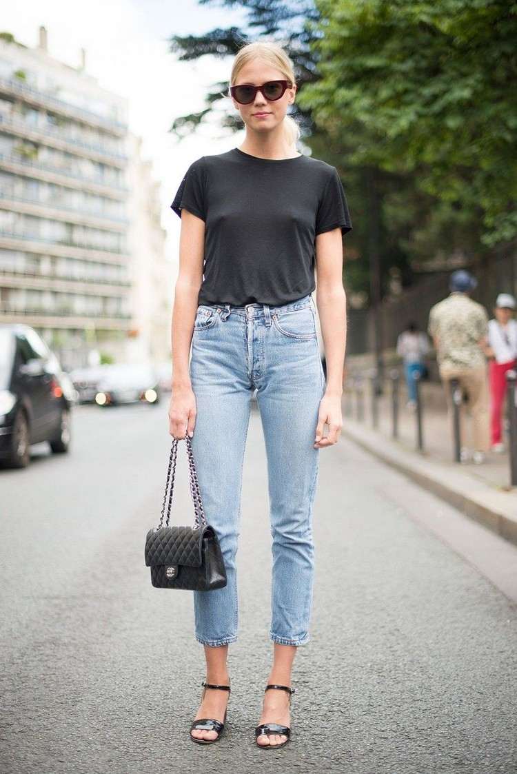 schwarzes T-Shirt Outfit Frauen Mom Jeans kombinieren Sommer