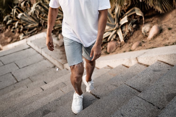 weiße Sneaker im Sommer zu Jeansshorts und weißem T-Shirt - legeres Outfit für Männer