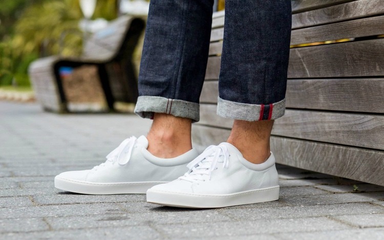 weiße Sneaker zu Jeans im Sommer tragen