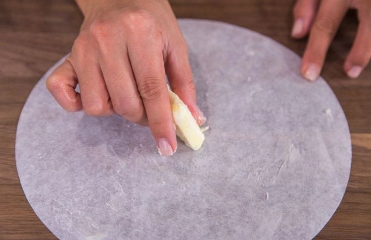 Backform für Japanese Cheesecake vorbereiten Backpapier einfetten