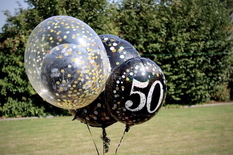 Ballons in Schwarz und Gold zum 50. Geburtstag