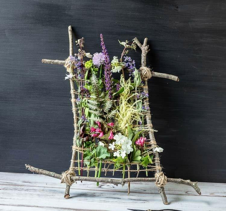 Coole Idee zum Basteln mit Naturmaterial im Sommer - Mit Pflanzen Bilder weben