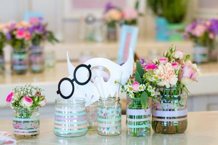 Deko für Gartenparty im Sommer selber machen Vasen aus Gläser mit Washi Tape
