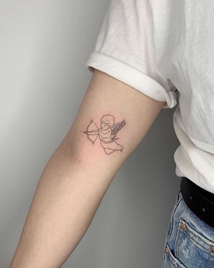 Engel Tattoodesign Bedeutung minimalistische Tattoos für Frauen