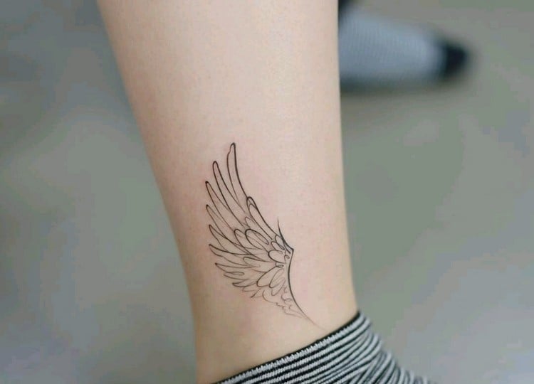 Engelflügel Tattoodesign Bedeutung minimalistische Tattoos am Fuß