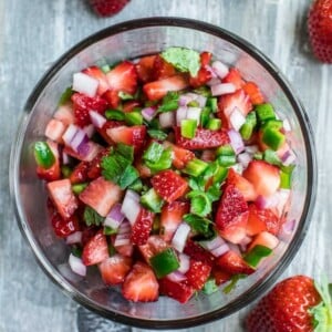 Erdbeer Salsa mit Jalapeno, Koriander und Zwiebeln für den Sommer