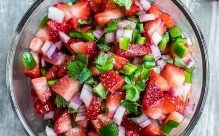 Erdbeer Salsa mit Jalapeno, Koriander und Zwiebeln für den Sommer