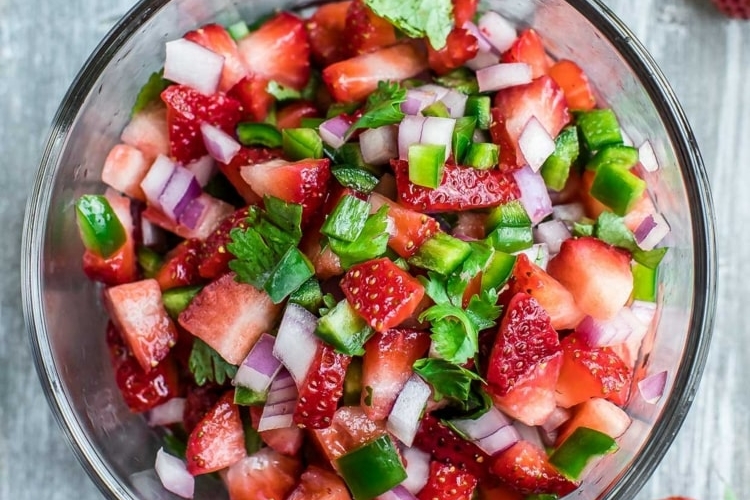Erdbeer Salsa mit Jalapeno, Koriander und Zwiebeln für den Sommer