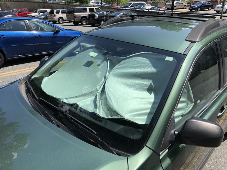 Faltbare Sonnenblende im Auto gegen Hitze