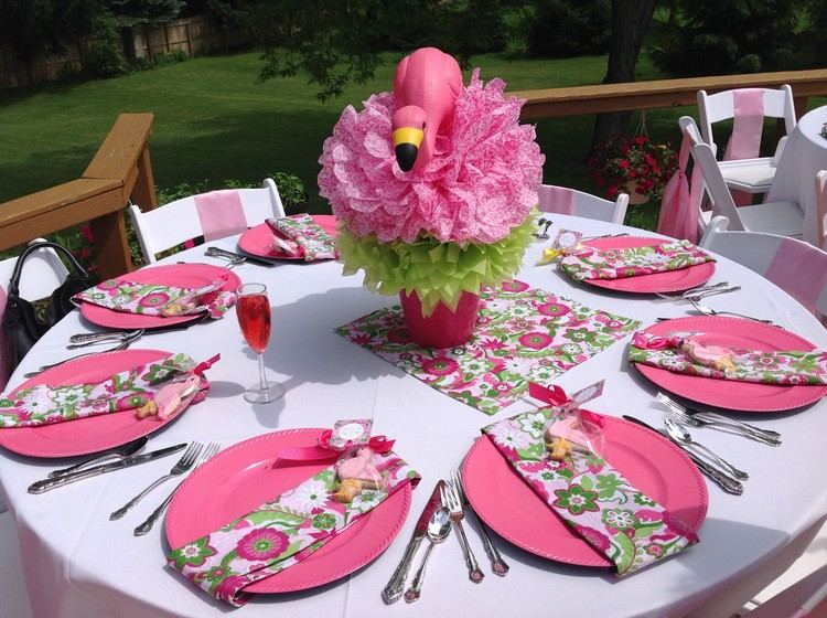 Flamingo Deko zum Sommerfest selber machen mit Pompons aus Seidenpapier