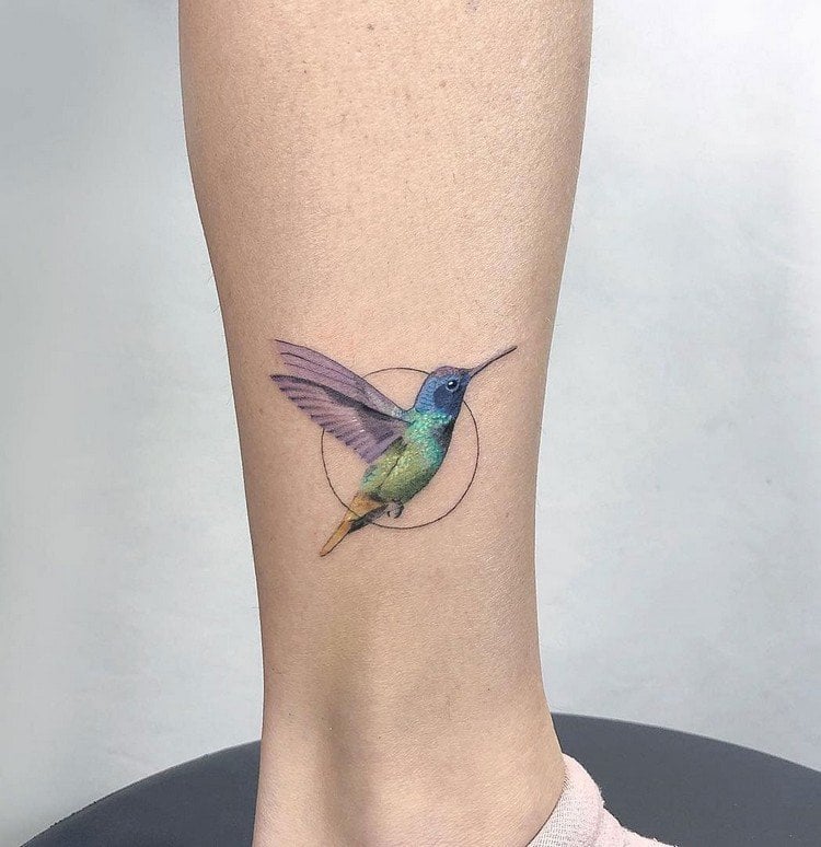 Fuß Tattoos für Frauen klein Vogel Tattoodesign Bedeutung