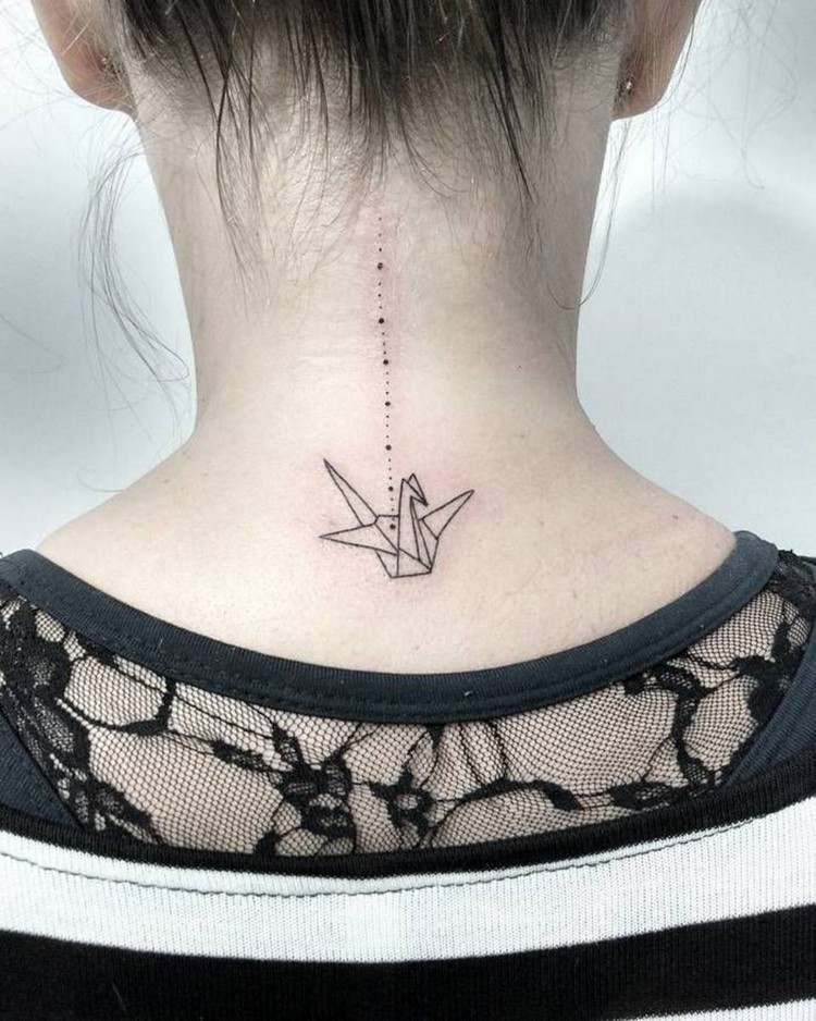 Geometric Tattoos Trend 2021 kleine Tattoodesigns am Nacken