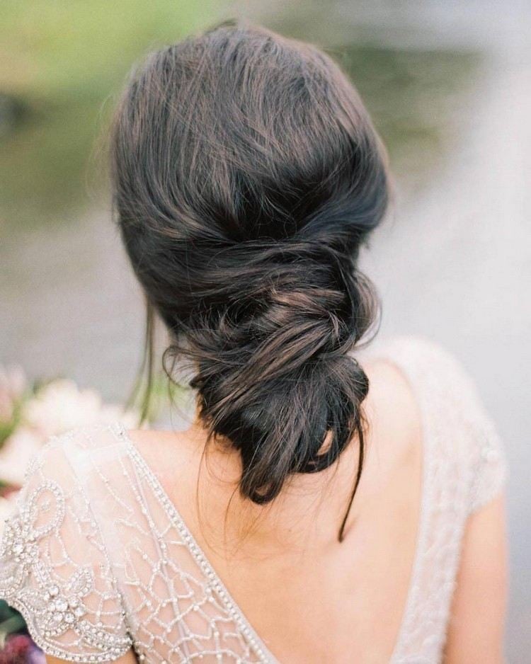 Gesteckte Hochzeitsfrisuren für lange Haare gedrehter Dutt im Nacken
