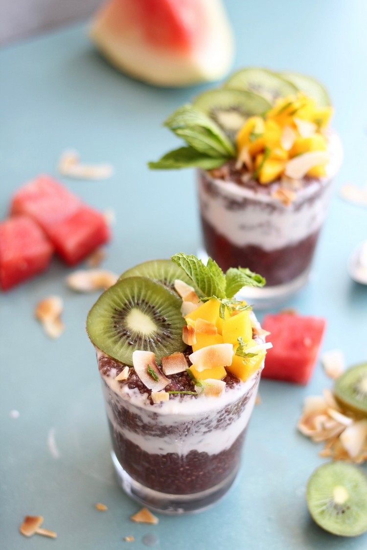 Gesundes Wassermelonen-Dessert im Glas Chia Pudding mit Obst
