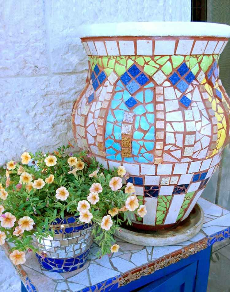 Große Vase mit Mosaik basteln für den Garten als Außendeko