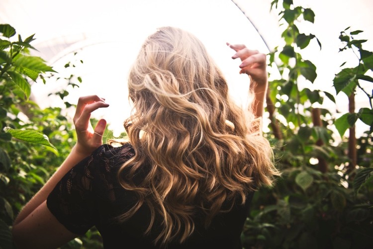 Haarpflege und richtige Ernährung gegen Haarverlust