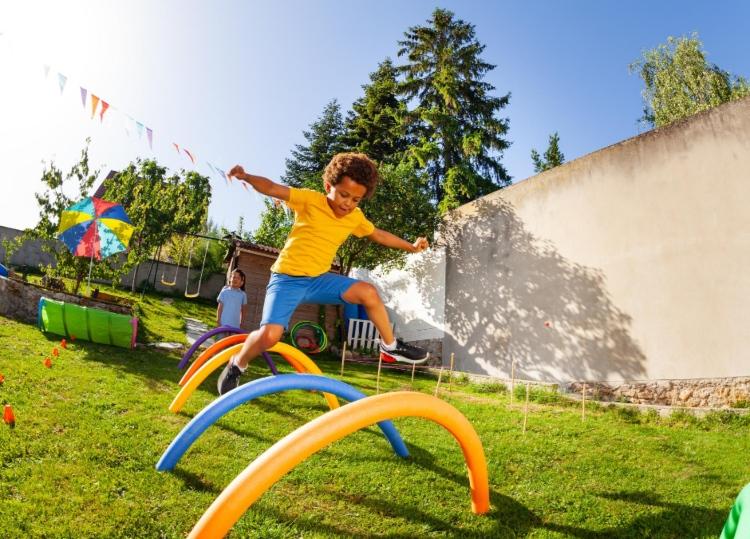 Hindernisstaffel Ideen für Sportspiele mit Abstand für Kinder in der Grundschule