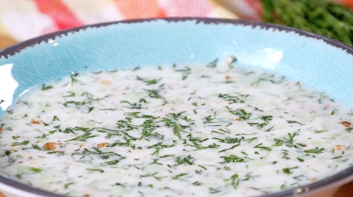 Kalte Suppe mit Joghurt und Gurken für den Sommer