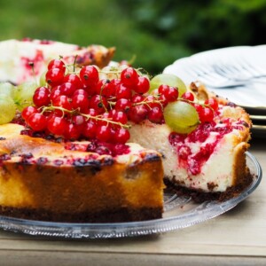 Käsekuchen mit roten Johannisbeeren perfekt im Sommer