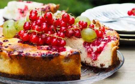 Käsekuchen mit roten Johannisbeeren perfekt im Sommer