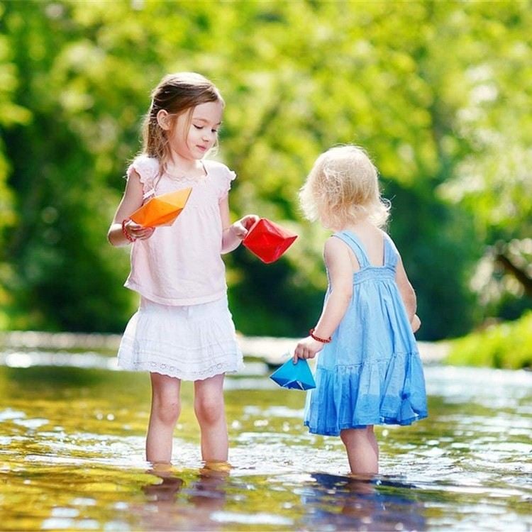 Kinder mit Mücken-Armbändern spielen im Wasser