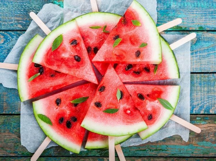 Melone schneiden - Cooler Trick mit Eisstielen für praktisches Fingerfood