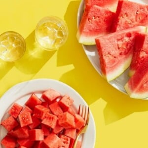 Melone schneiden in Dreiecke mit Schale als Snack