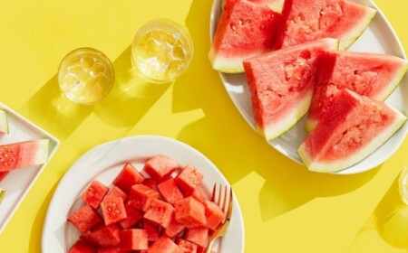 Melone schneiden in Dreiecke mit Schale als Snack