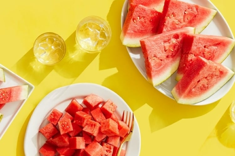 Melone schneiden in Dreiecke mit Schale als Snack