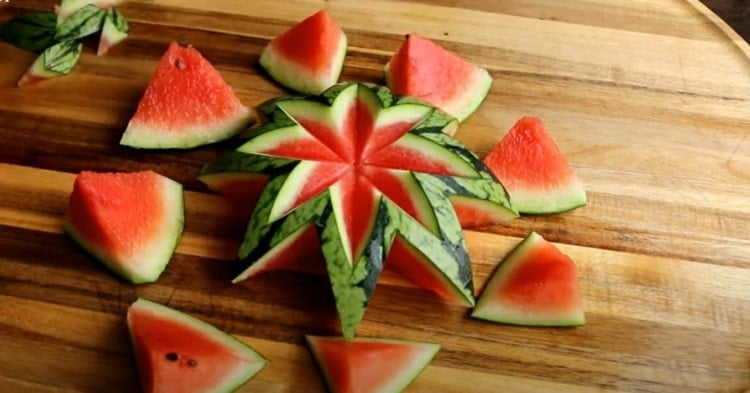 Melone schneiden mit Stern als Motiv für ein dekoratives Buffet