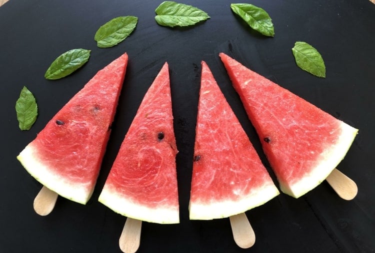 Melonen-Dreiecke am Eisstiel als Partyessen