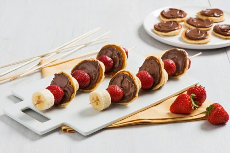 Mini-Pancakes mit Nutella, Erdbeeren und Bananen