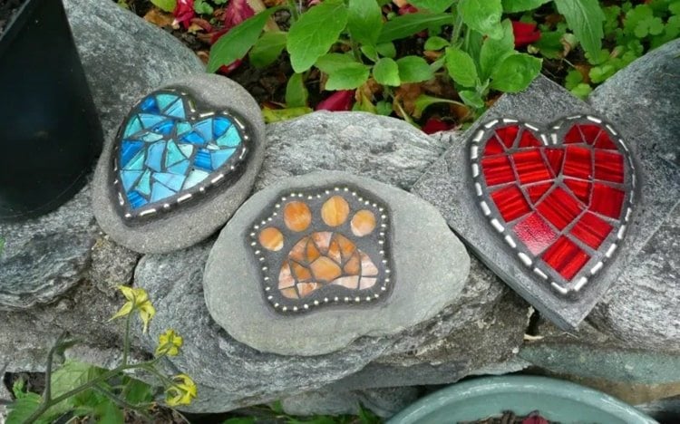 Mosaik Ideen für Kinder und Gartendeko selber machen - Steine mit Herzen oder Pfote gestalten