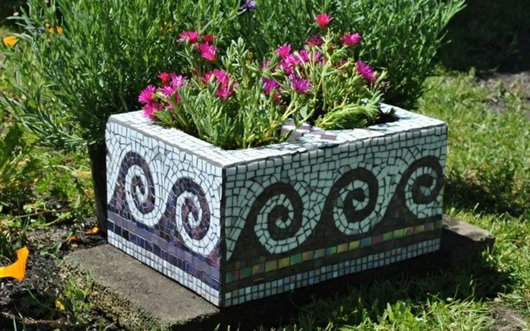Pflanzlkübel aus Mosaik basteln für den Garten mit Betonblöcken