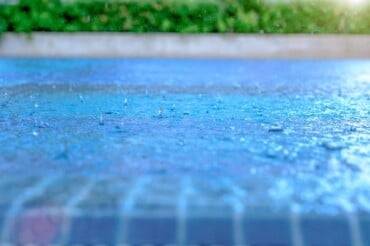 Regenwasser verändert das pH-Wert vom Poolwasser und der Chlorgehalt