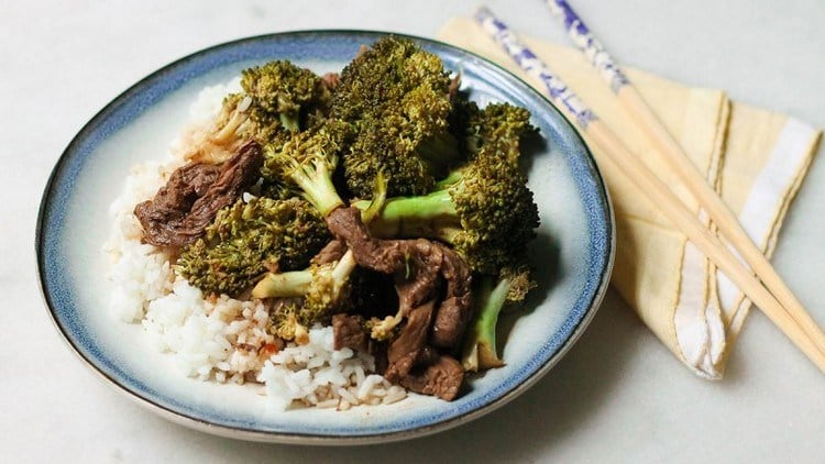 Rindfleisch mit Brokkoli und asiatischer Soße auf Reis serviert