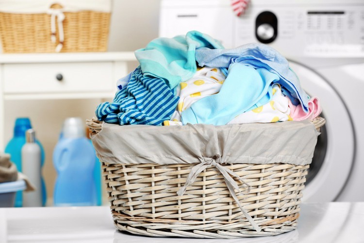 Schimmelbildung aud Kleidung vorbeugen keine feuchte Wäsche liegen lassen