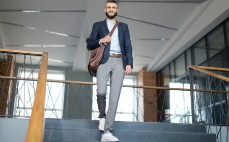 Smart Casual Outfit mit weißen Sneaker Chinos und Sakko