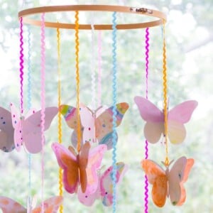 Sommer Mobile basteln Schmetterlinge Ideen für Kinderbeschäftigung bei Regen